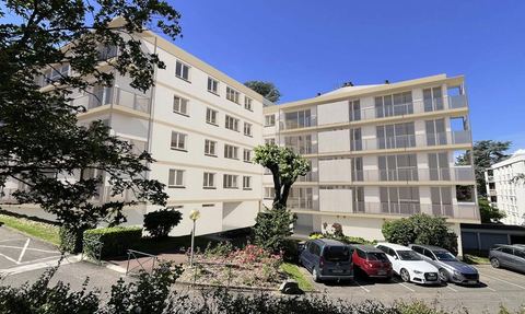 Deux des quatre immeubles après ravalement, façades claires et balcons neufs